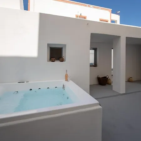 Tholos & Prive Jacuzzi Kamari (Santorini)