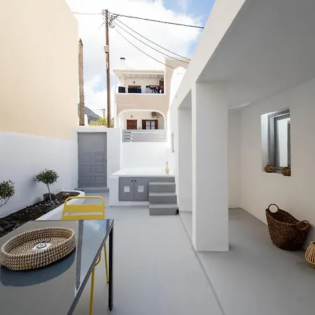 Tholos & Prive Jacuzzi Kamari (Santorini)