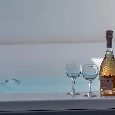 Tholos & Prive Jacuzzi Kamari (Santorini)