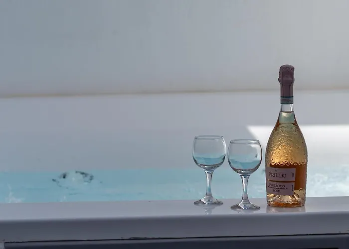 Tholos & Prive Jacuzzi Kamári